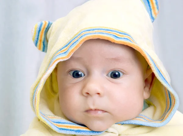Младенец в капюшоне — стоковое фото