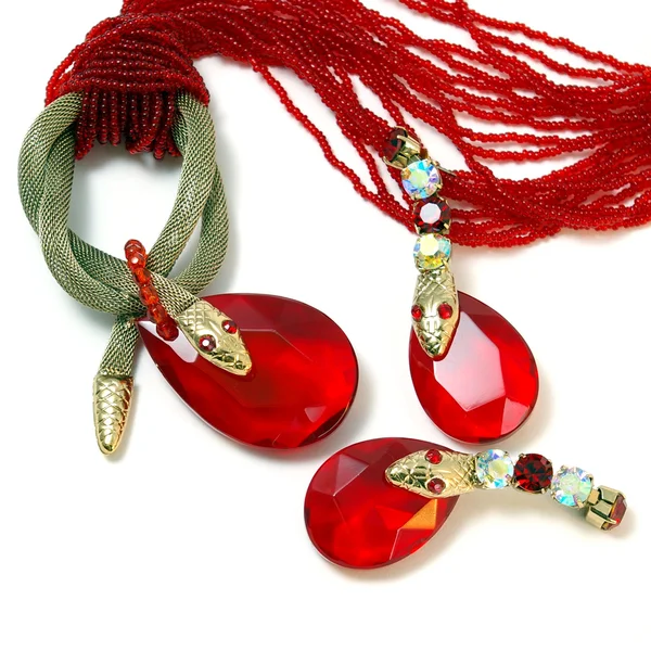 Halskette und Ohrringe mit rotem Stein und Schlange. — Stockfoto
