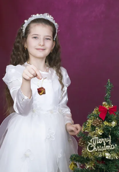 女孩装饰圣诞树 — 图库照片