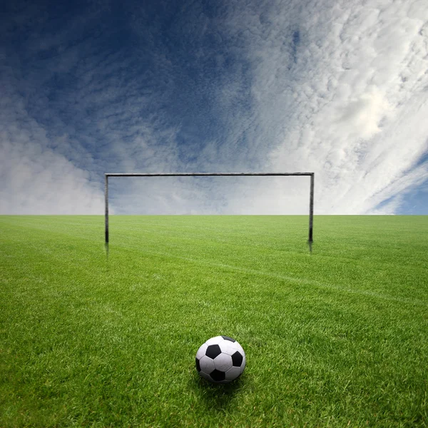 Boisko piłkarskie z piłką — Zdjęcie stockowe