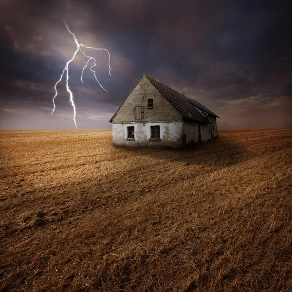 Blitz schlägt auf Bauernhof in Feld ein — Stockfoto