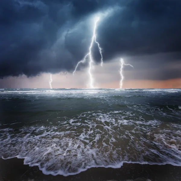 Åska på det stormiga hav — Stockfoto