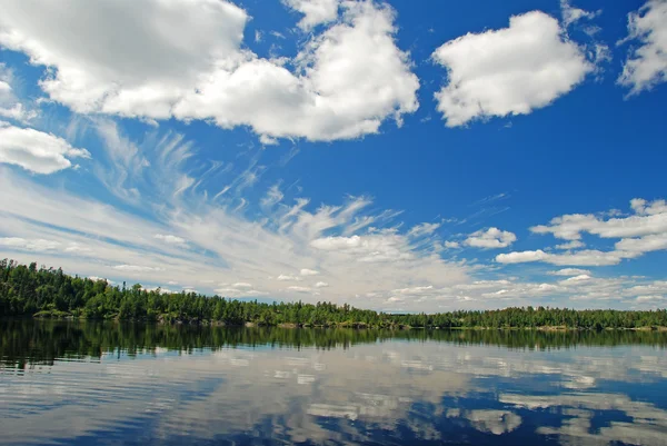Wolken boven saganagons lake — Stockfoto