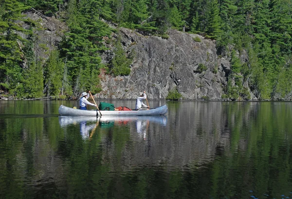 在该国湖中划独木舟 — 图库照片