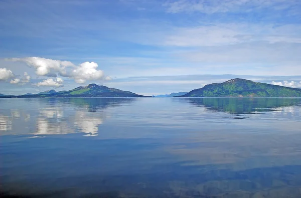 Aguas tranquilas frente a la isla de Kodiak — Foto de Stock