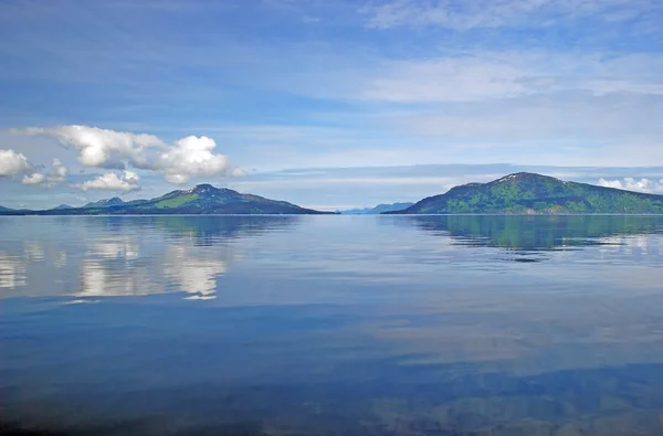 Lugna vatten från kodiak island — Stockfoto