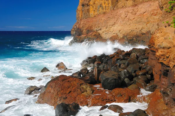Rochas vermelhas e ondas na costa do Havaí — Fotografia de Stock