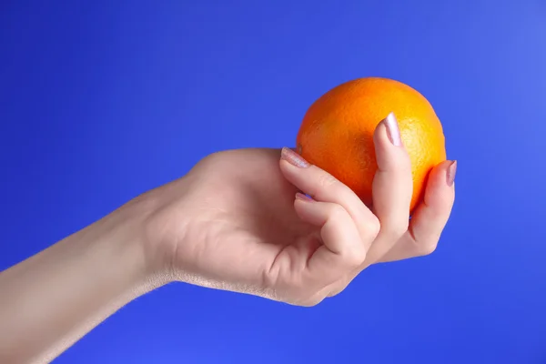 Femme tient dans sa main des oranges — Photo