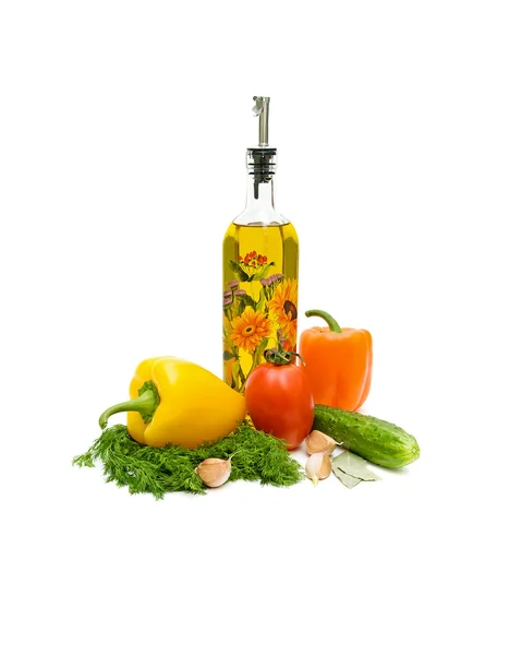 Gemüse und Olivenöl auf weißem Hintergrund — Stockfoto