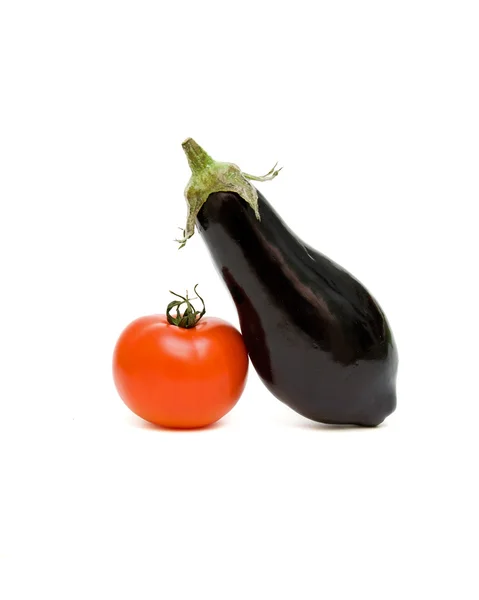 Aubergine en tomaat op witte achtergrond close-up — Stockfoto