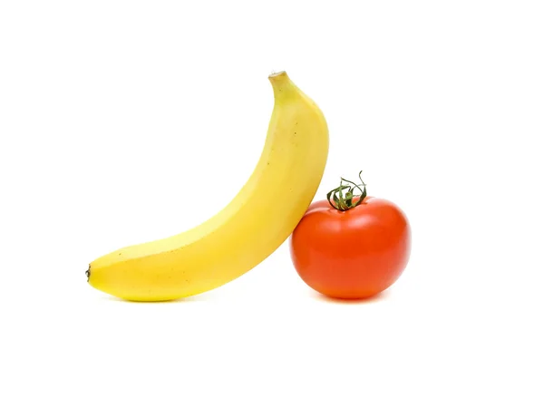 Banana e tomate close-up em fundo branco — Fotografia de Stock