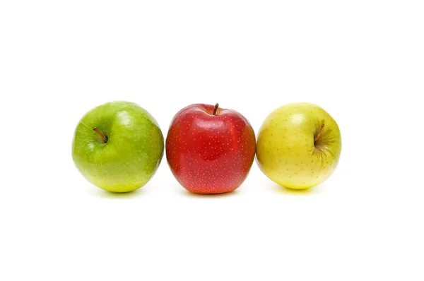 Manzanas de diferentes colores de primer plano sobre fondo blanco — Foto de Stock