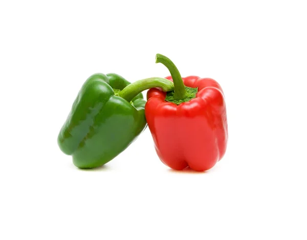 Två paprika gröna och röda färger närbild — Stockfoto