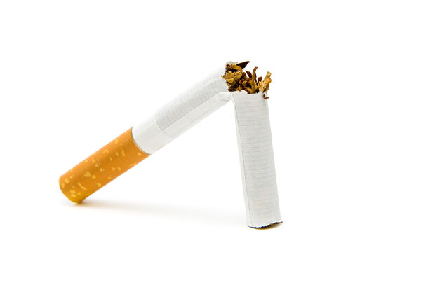 Не курить. Разбитая сигарета на белом фоне
.