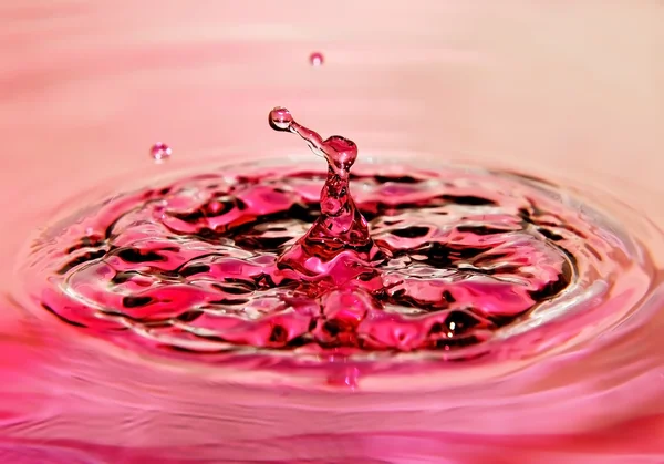 拖放的奇怪的水粉色 — 图库照片