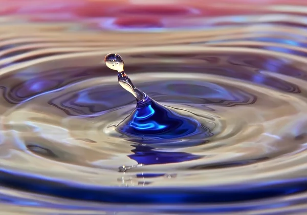 Une goutte d'eau d'une couleur vive — Photo