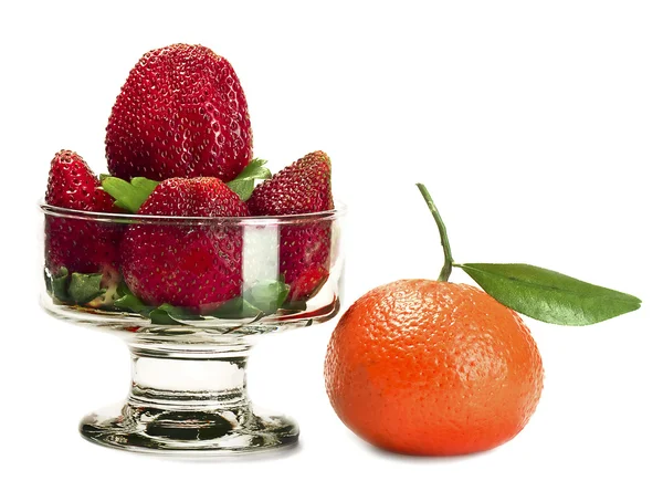 Strawberries and tangerine — Stock Photo, Image