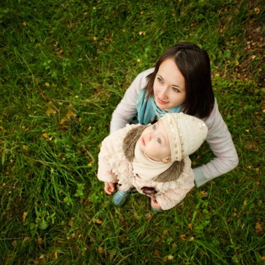 madre e hija en un paseo