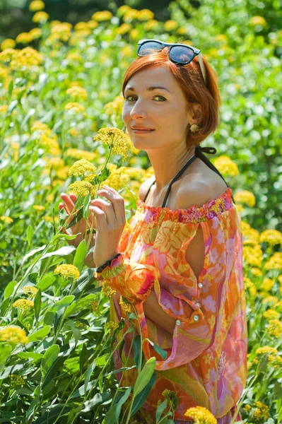 Kvinna bland blommor — Stockfoto