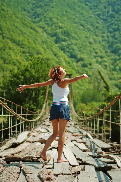 Dívka na mostě hora — Stock fotografie