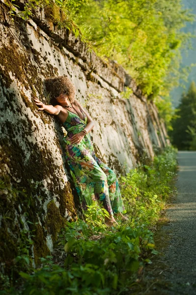 Весела дівчина біля стіни — стокове фото