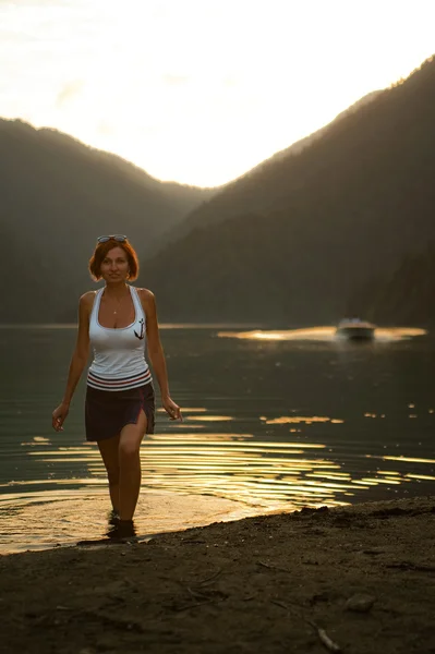 Gölün kıyısında kız çıkıyor — Stok fotoğraf
