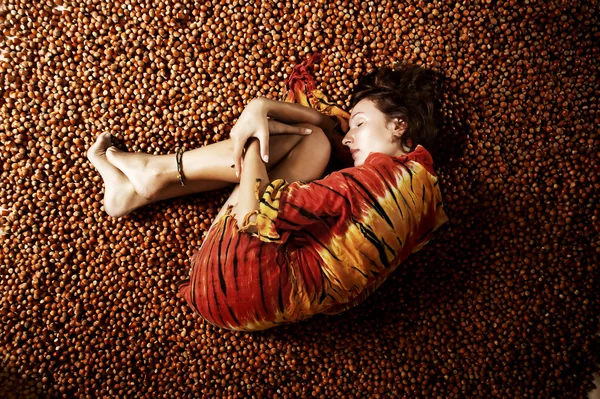 Дівчина спить на лісових горіхах — стокове фото