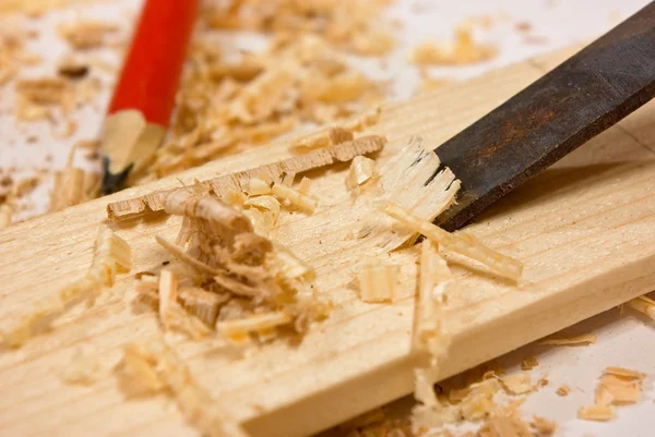Beitel, zaagsel en hout plaque — Stockfoto