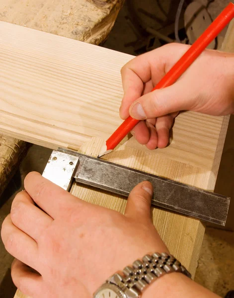 Mão de carpinteiro com quadrado e lápis — Fotografia de Stock