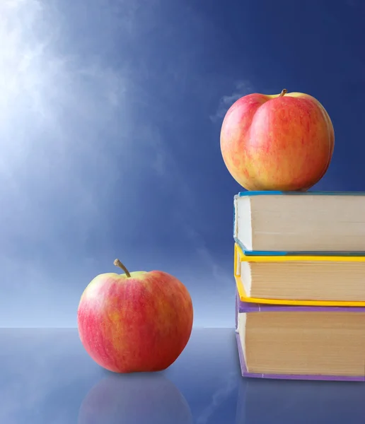 Rote reife Äpfel mit Büchern — Stockfoto