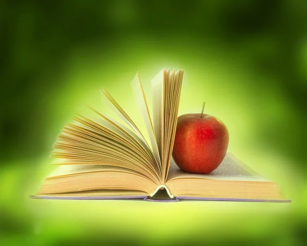 Buch mit rotem Apfel — Stockfoto