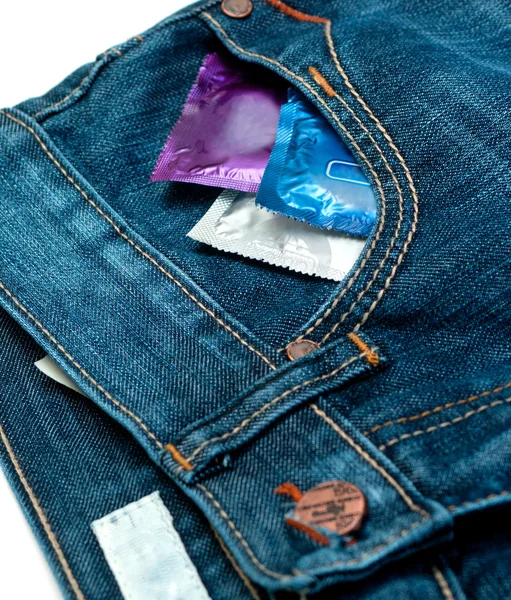 Condoom in spijkerbroek — Stockfoto