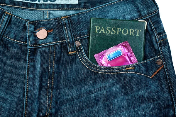 ポケットにコンドームとパスポート. — ストック写真