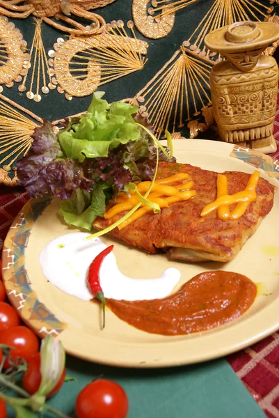 Plato mexicano picante con salsa Imagen de stock