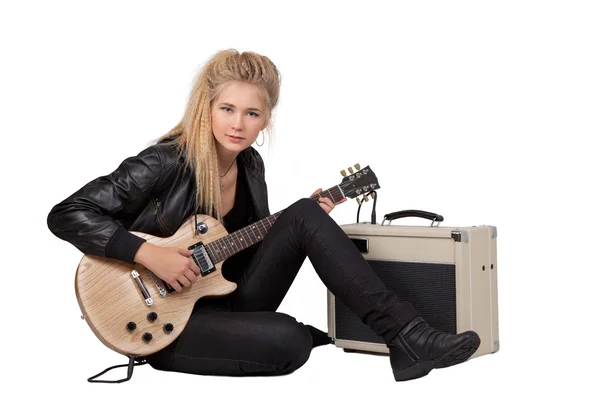 岩の女の子がエレキギターを演奏 — ストック写真