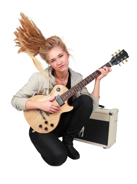 Παθιασμένος ροκ κορίτσι παίζει ηλεκτρική κιθάρα — Φωτογραφία Αρχείου