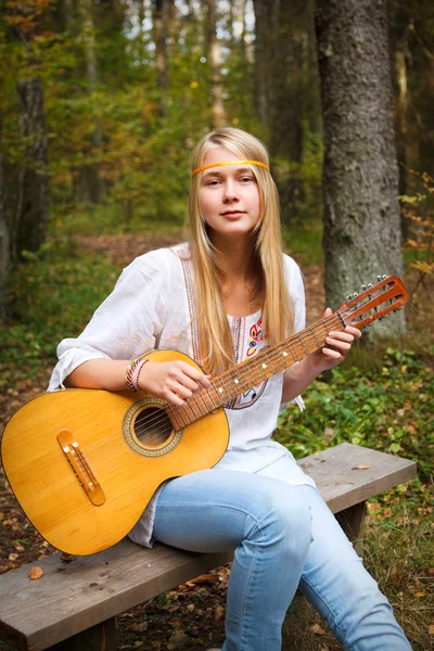 Gitara gracz dziewczyna — Zdjęcie stockowe
