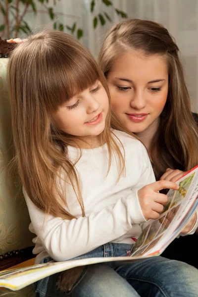 Две сестры читают Лицензионные Стоковые Изображения