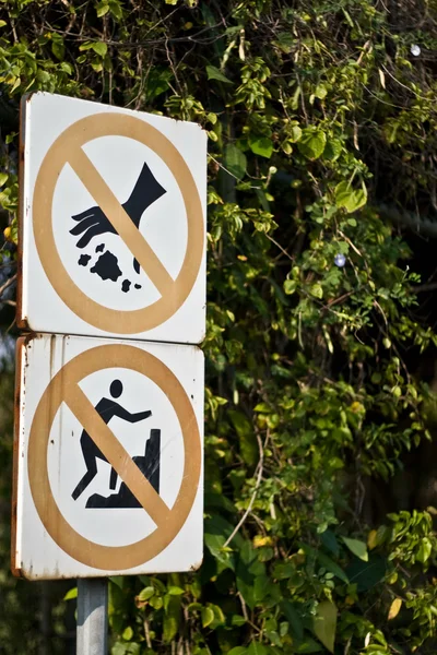 Waarschuwing teken in thailand park — Stockfoto