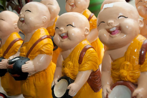 Thailändischer Mönch lacht — Stockfoto