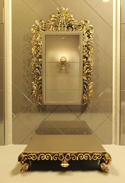 Espejo real con marco de oro en interior de lujo — Foto de Stock