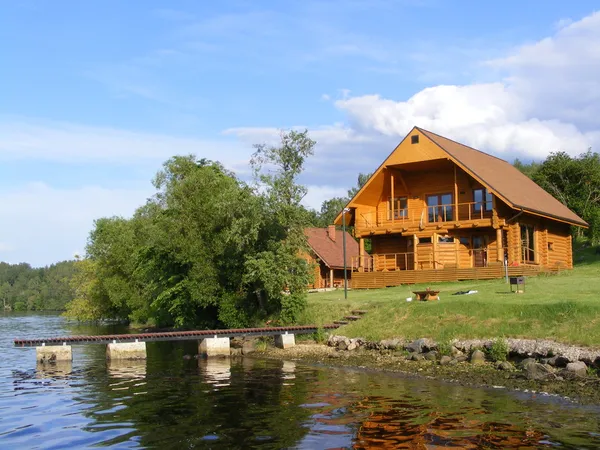 Schönes Holzhaus in der Nähe des Flusses Stockfoto
