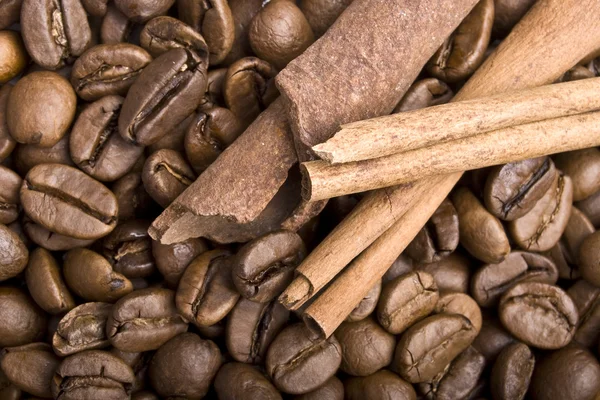 コーヒーの穀物とシナモンの棒 — ストック写真