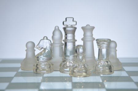 Chiffres d'échecs en verre sur le terrain d'échecs 