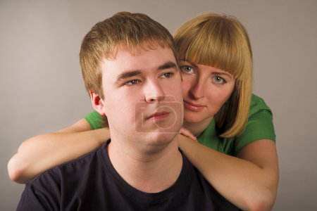 Heureux jeune couple isolé sur fond blanc 