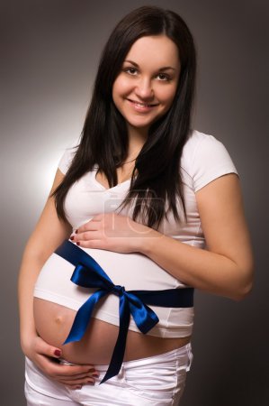 Portrait de joyeuse belle femme enceinte 