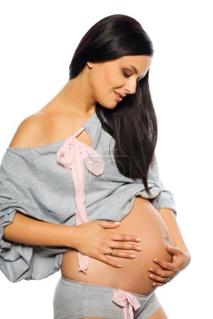 Femme enceinte isolée sur backgorund blanc 