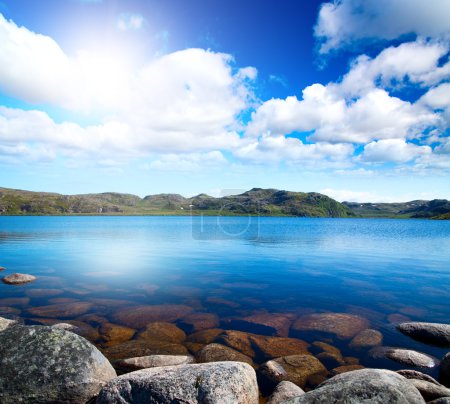 idille lac bleu sous le ciel nuageux 