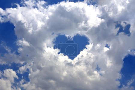 Coeur à travers les nuages 