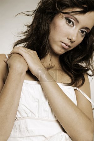 Portrait de fille en robe blanche 